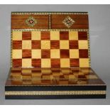 Afrika. Marokko. Schachfiguren aus Holz im Régence – Stil in einer faltbaren Spielbox mit