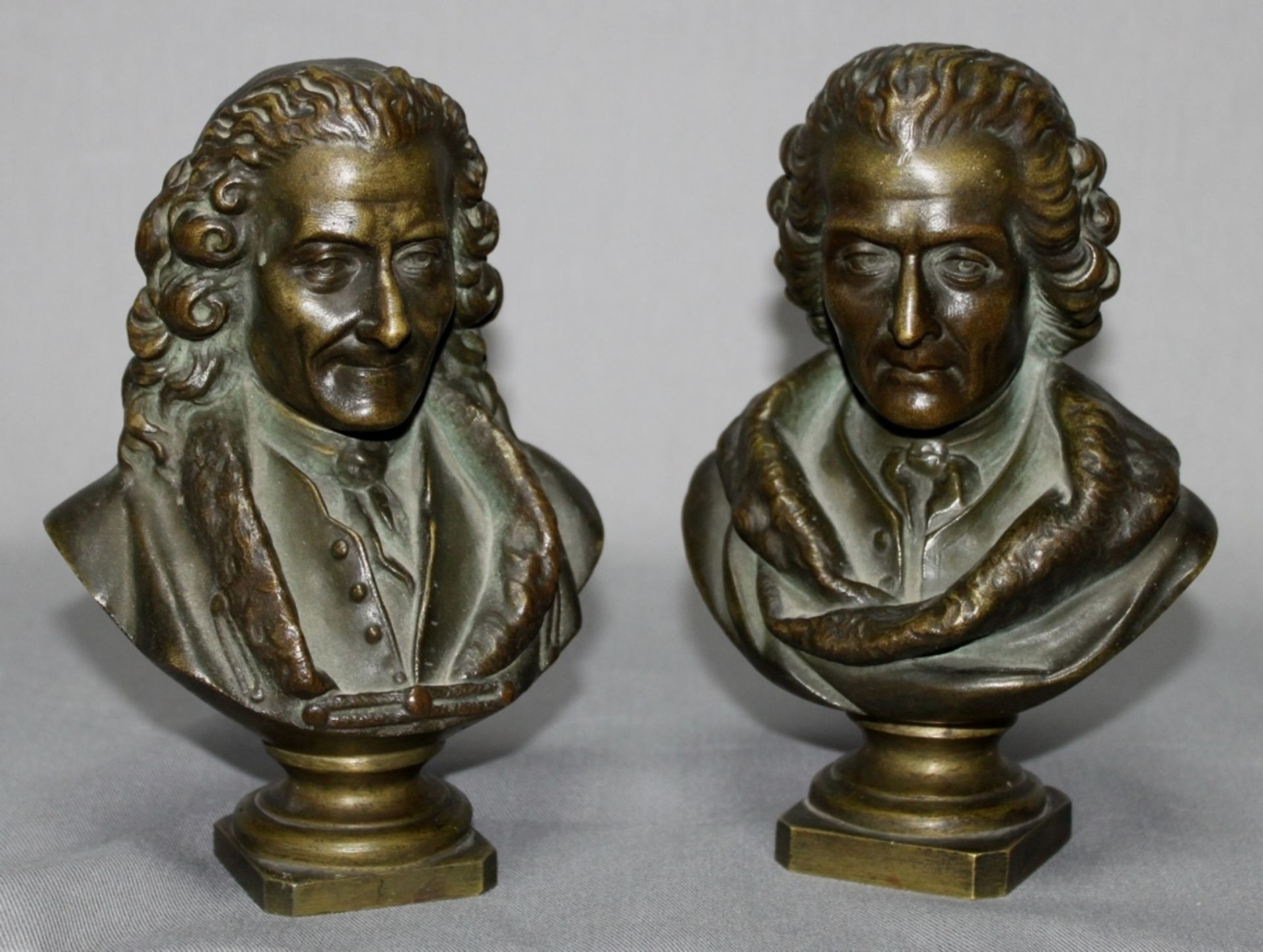 Bronze. Skulptur - Voltaire und Rousseau. Zwei kleine Büsten mit dunkler Patina. An der Unterseite