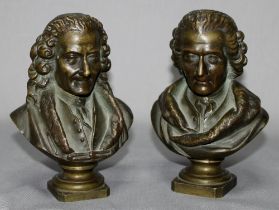 Bronze. Skulptur - Voltaire und Rousseau. Zwei kleine Büsten mit dunkler Patina. An der Unterseite