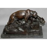 Metall. Bronzeskulptur. Hertel, Oskar. “Zwei Panther“. Bronzeskulptur (dunkel patiniert) auf flachem