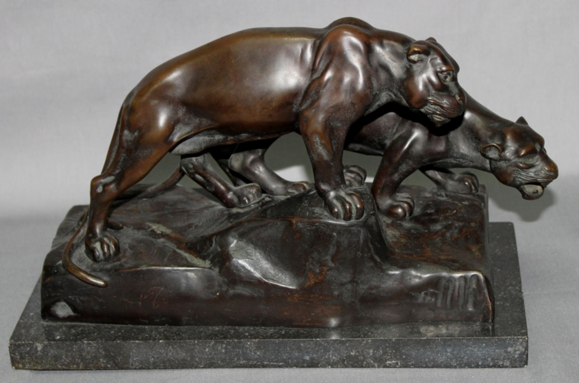 Metall. Bronzeskulptur. Hertel, Oskar. “Zwei Panther“. Bronzeskulptur (dunkel patiniert) auf flachem