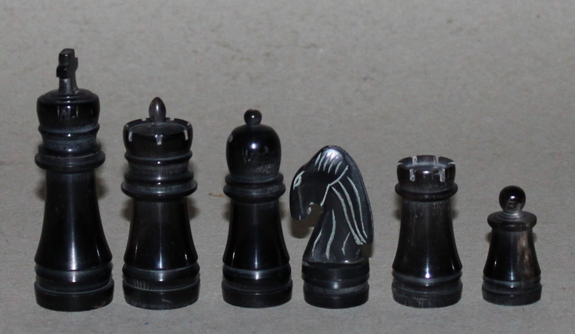 Europa. Schachfiguren aus Horn. Die eine Partei in schwarz (dunkel), die andere naturfarben. - Bild 3 aus 3
