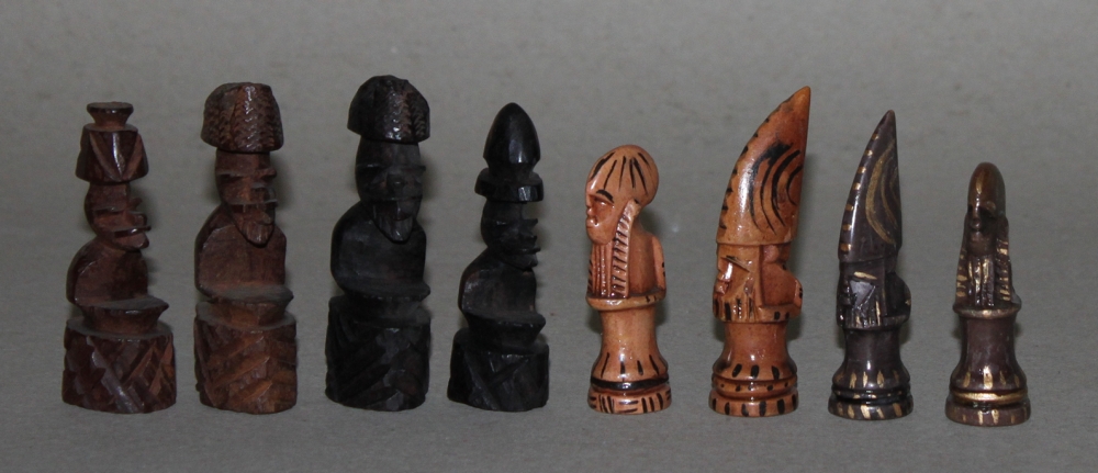 Afrika. Schachfiguren Holz im afrikanischem Stil. Eine Partei im dunkelbraunen und die andere im