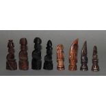 Afrika. Schachfiguren Holz im afrikanischem Stil. Eine Partei im dunkelbraunen und die andere im