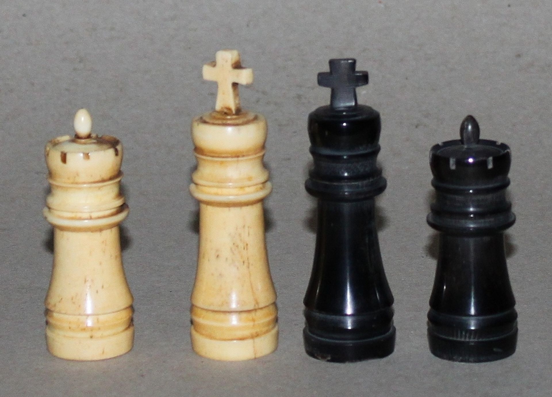 Europa. Schachfiguren aus Horn. Die eine Partei in schwarz (dunkel), die andere naturfarben.