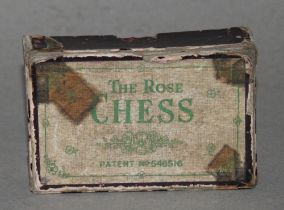 Europa. England. "The Rose Chess" - Schachfiguren aus Blei in einer defekten Pappschachtel. Eine