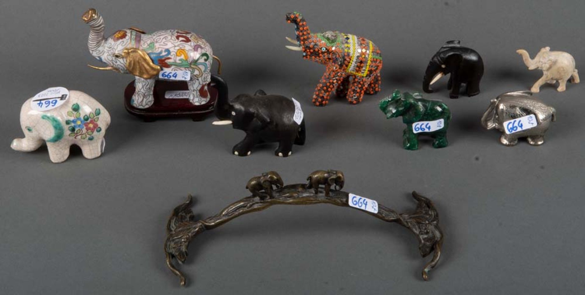 Konvolut von zehn Elefanten. Asien / Deutschland. Holz, Keramik, Achat und Cloisonné, H=3,5 bis 9