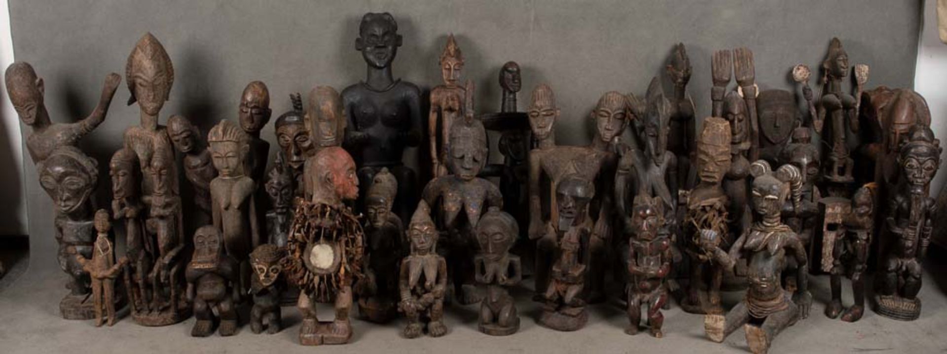 Großes Konvolut Figuren, Masken und Kultfiguren. Afrika. Holz, geschnitzt, teilw. bemalt, ca. 200 - Image 2 of 3