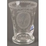 Biedermeier-Becher. Böhmen 19. Jh. Farbloses Glas, geschliffen und geätzt, mit Monogramm „AS“, H=