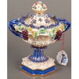 Potpourri-Vase. Paris 19. Jh. Porzellan, aufwendig modelliert und farbig staffiert, H=19 cm. (min.