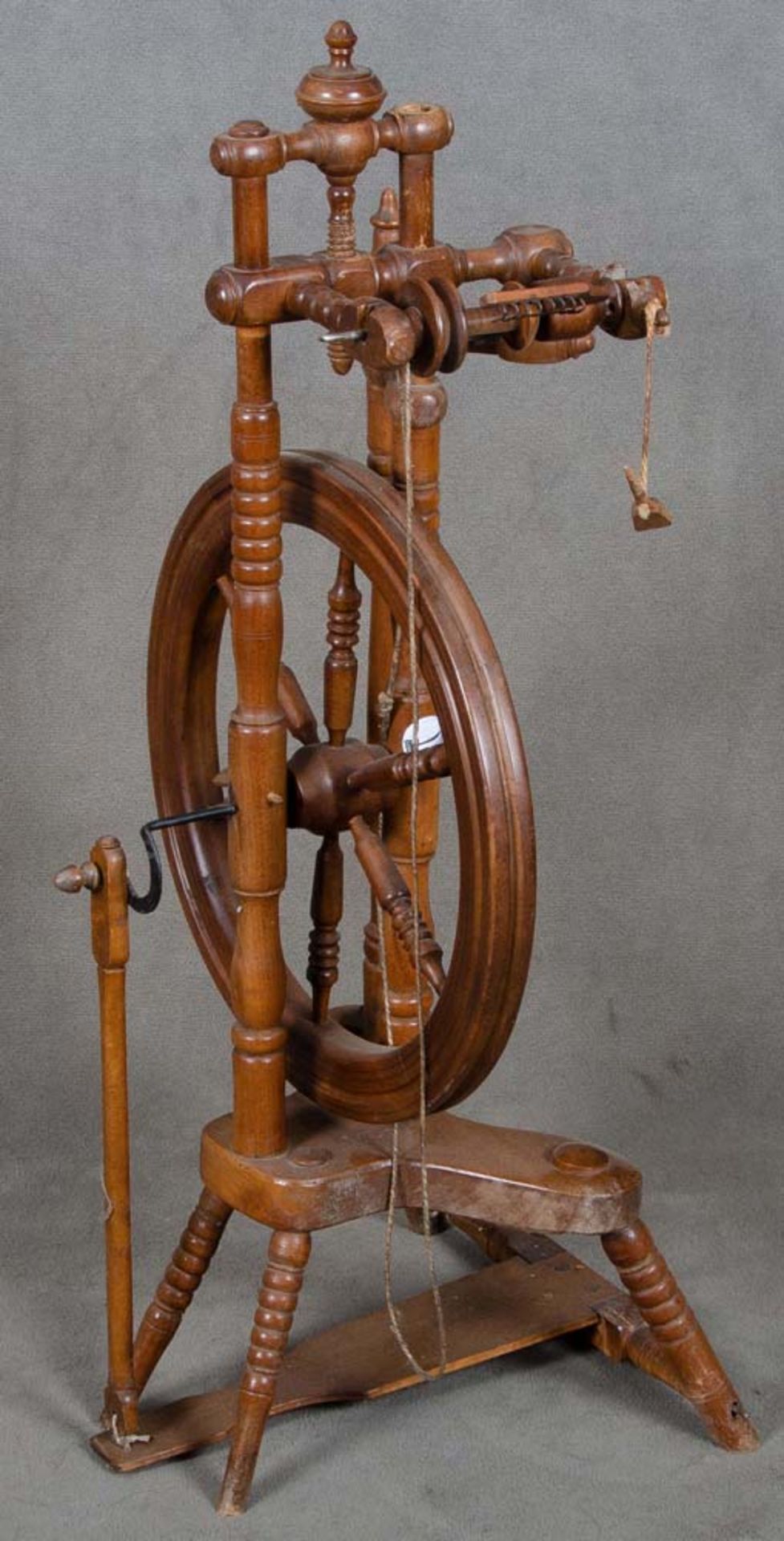 Spinnrad. Deutsch 19. Jh. Massives Holzgestell, H=85 cm. (Teile fehlen) **