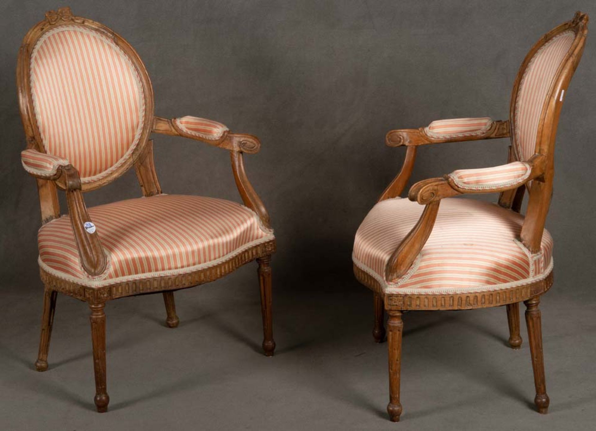 Paar Louis XVI-Fauteuils. Wohl Deutsch 1780-85. Massiv Nussbaum, teilw. geschnitzt und