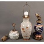 Drei verschiedene Vasen. Asien. Porzellan, unterschiedlich dekoriert, zu Tischlampen umfunktioniert,