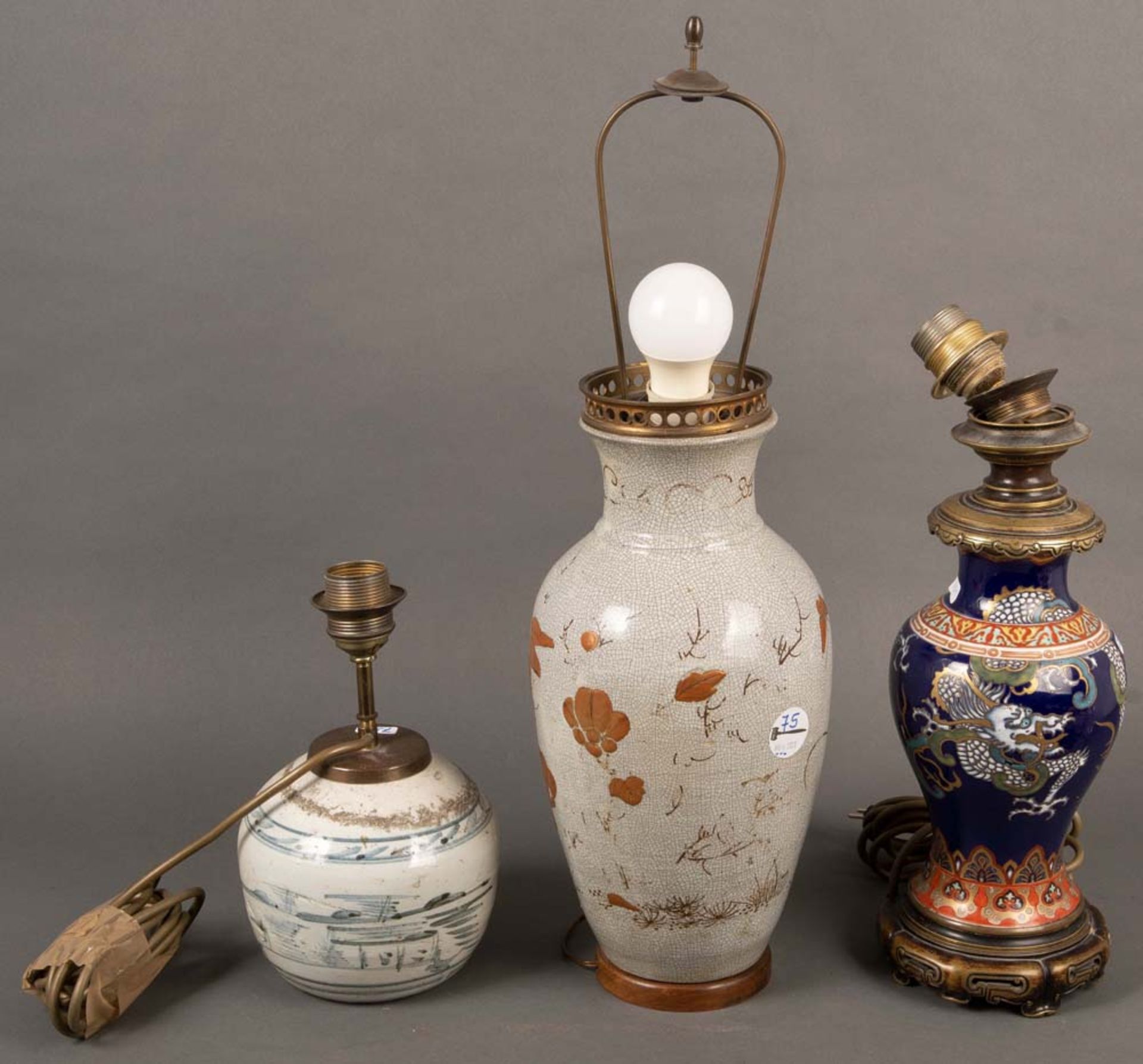 Drei verschiedene Vasen. Asien. Porzellan, unterschiedlich dekoriert, zu Tischlampen umfunktioniert,