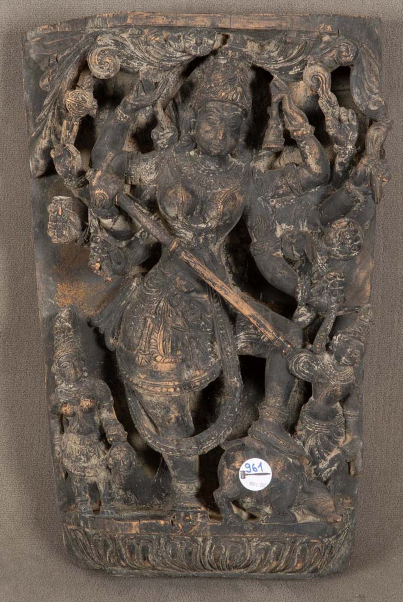 Mehrarmige weibliche Gottheit. Indien. Holzrelief, geschnitzt und schwarz gebeizt. Provenienz: