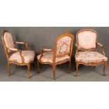 Acht Louis XV-Fauteuils. Paris 1770. Meister A.(ntoine) Criaerd. Massiv Buche, teilw. geschnitzt,