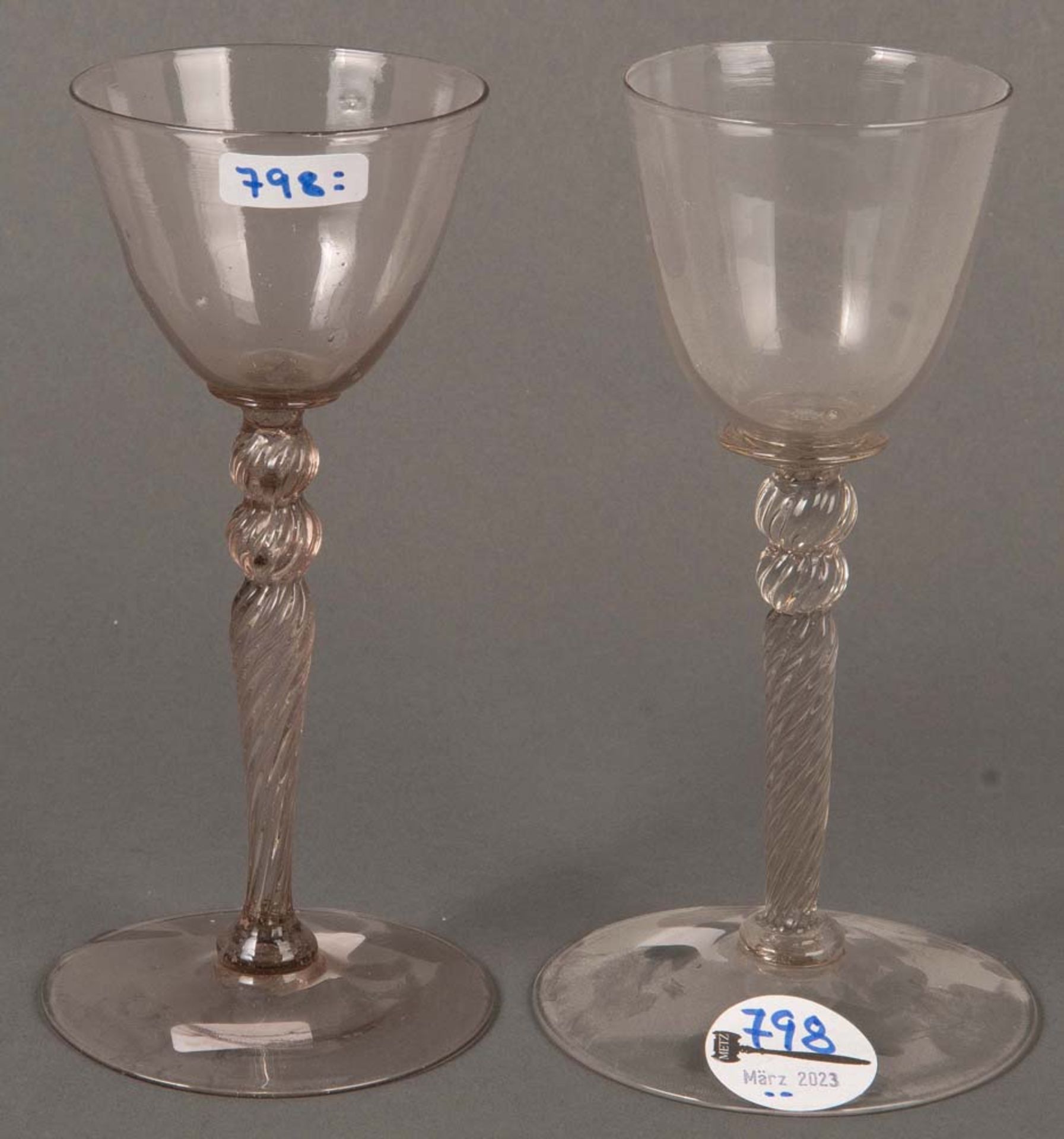 Paar Trinkgläser. Deutsch 18. Jh. Farbloses Glas mit gewundenem Stiel, H=17,6 cm.