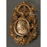 Anhänger. Silber, ca. 24 g, vergoldet, mittig geschnitzter Kopf aus Bein, Perlenbesatz, verso