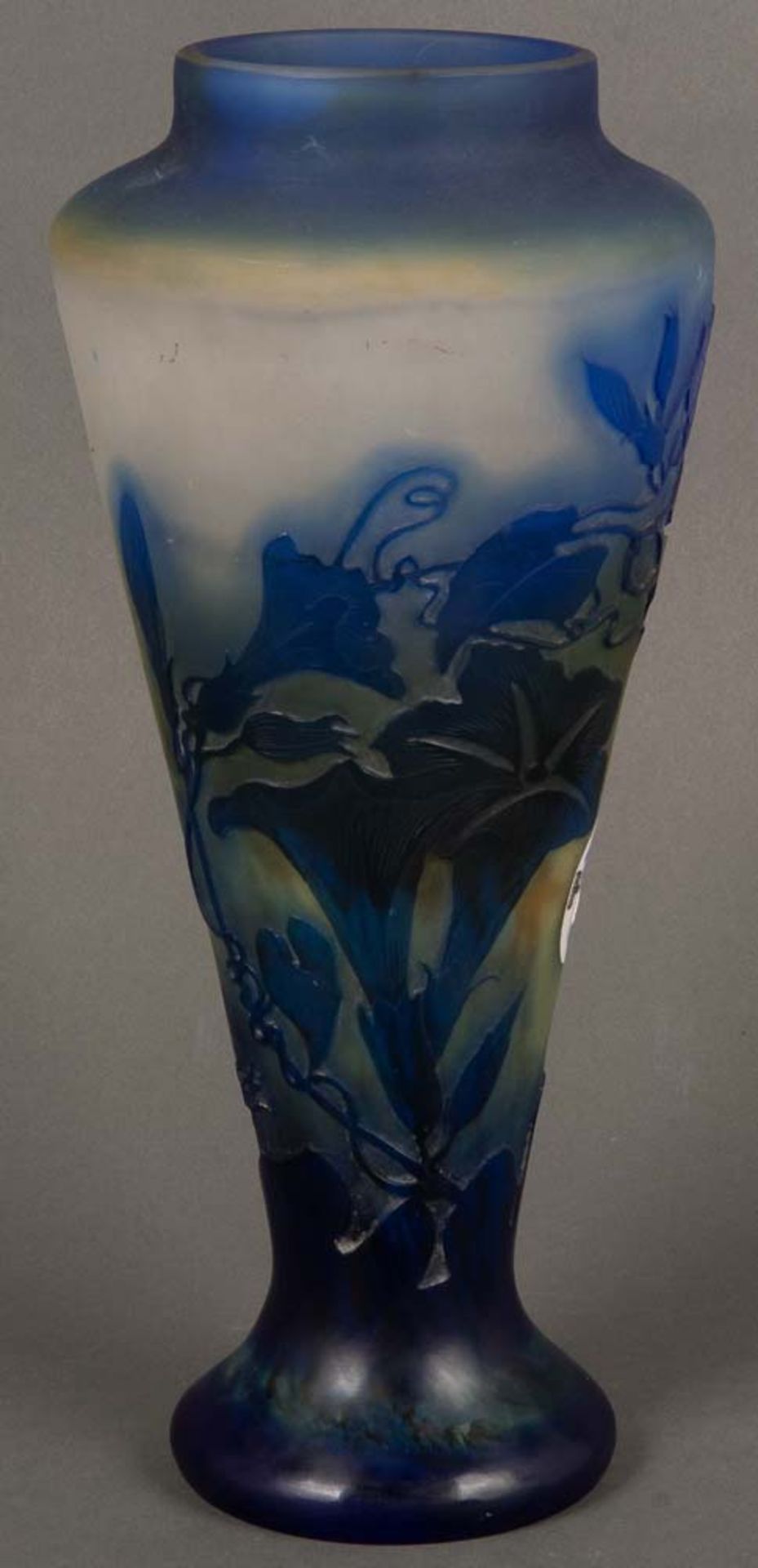 Jugendstil-Vase. Emile Gallé, Nancy um 1900. Farbloses Glas, farbig überfangen, floral geschnitzt,