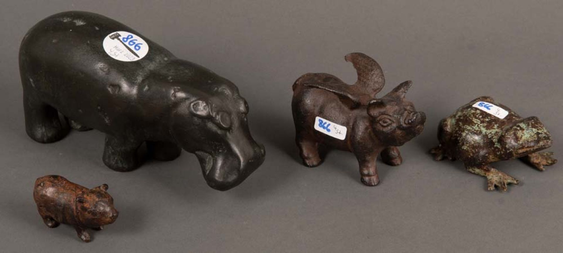 Vier Tierfiguren. Deutsch 20. Jh. Bronze / Eisen. Nilpferd (H=8,5 cm), geflügeltes Schwein (H=7 cm),
