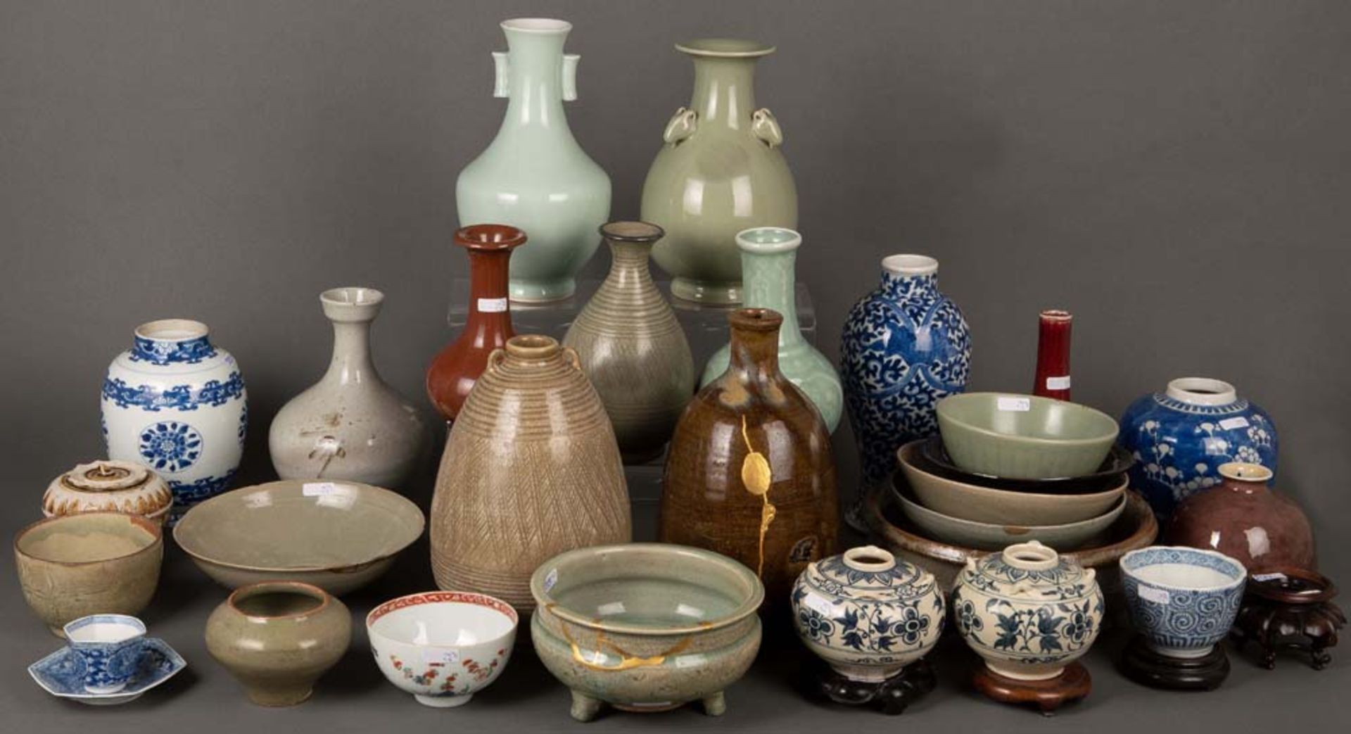 28-tlgs. Konvolut. Asien. Porzellan / Keramik. Darunter Schalen, Vasen, Koppchen mit Unterschale und