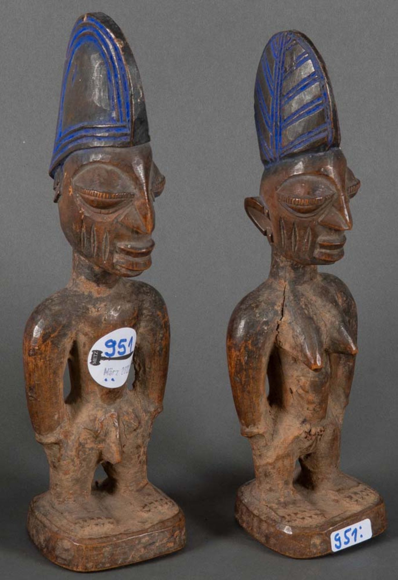 Paar Figuren. Wohl Nigeria ca. 1900. Holz, geschnitzt, teilw. farbig gefasst, Provenienz: Erworben