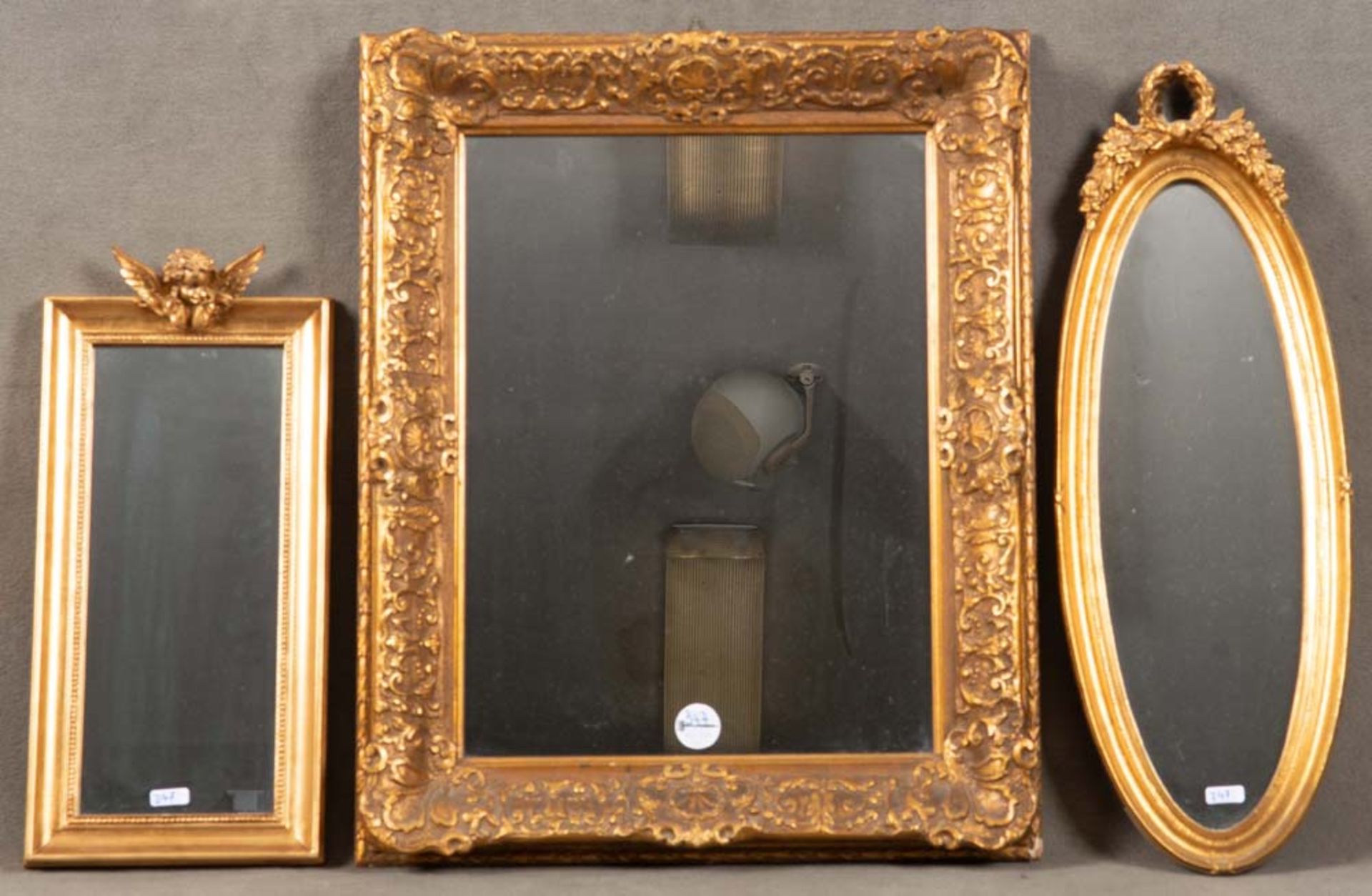 Drei Spiegel. 20. Jh. Holz / Stuck, auf Kreidegrund vergoldet, H=44 bis 60 cm, B=20 bis 48 cm. **