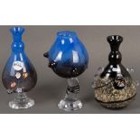 Drei verschiedene Vasen. M.V. Gruba (19)78. Dickes farbloses Glas mit Auf- und Einschmelzungen, am