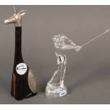 Golfspieler aus Glas / Giraffe aus Holz mit Silberbeschlag. Deutsch / Afrika 20. Jh., H=18,5 / 25