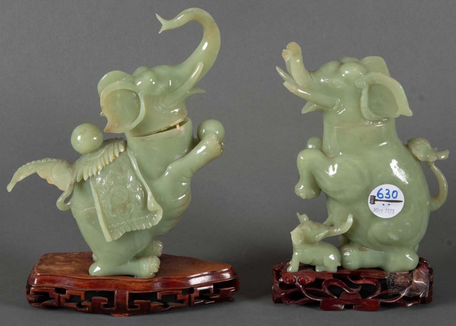 Paar Elefanten. Asien. Jade, auf Holzsockel, H=21 bzw. 23 cm. (best.)