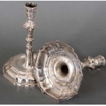 Paar Leuchter. Bautzen 1750. Silber, ca. 366 g, am Boden gepunzt, mit Tremolierstrich, Stadtmarke