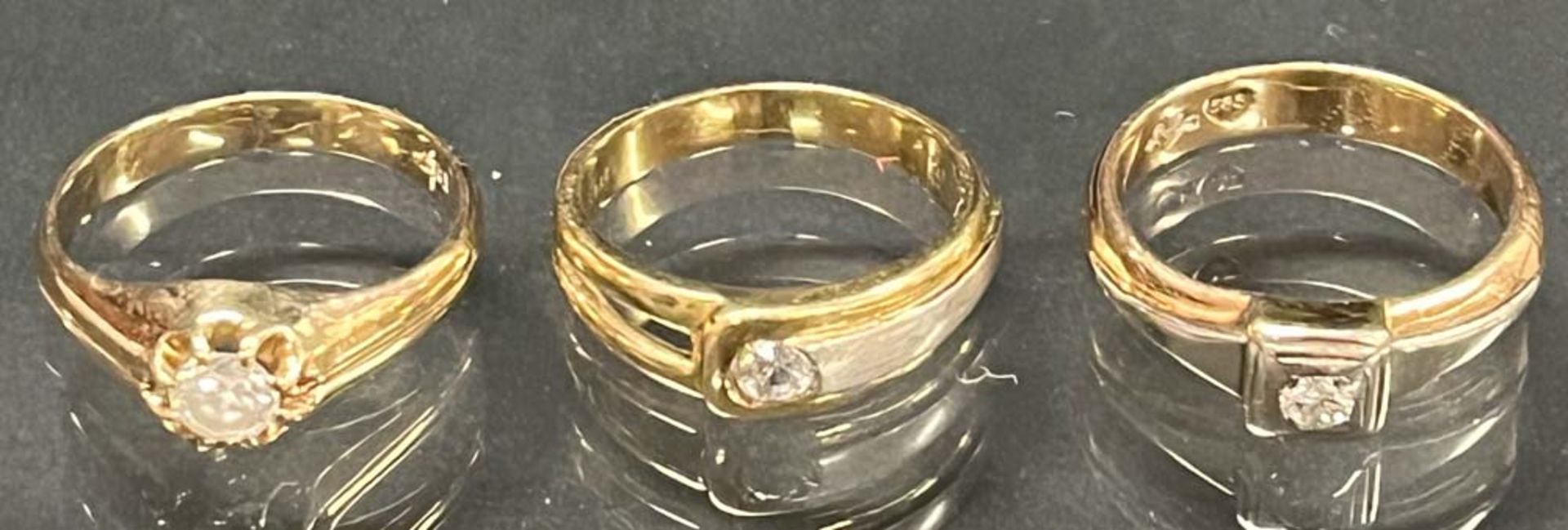 Drei Ringe. 14 ct Gold, ca. 14 g, besetzt mit Brillant, ca. 0,10 ct, Ringgrößen 56 bis 58.