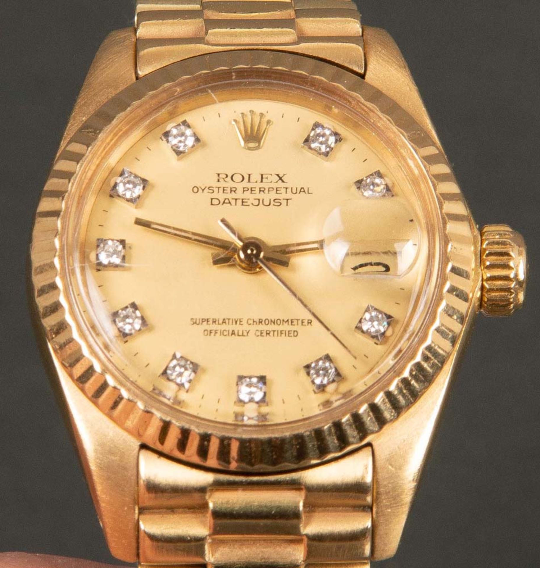 Damenarmbanduhr. Rolex „Datejust“. 18 ct Gold, ca. 80 g, mit Brillantbesatz auf Zifferblatt, mit - Bild 2 aus 2