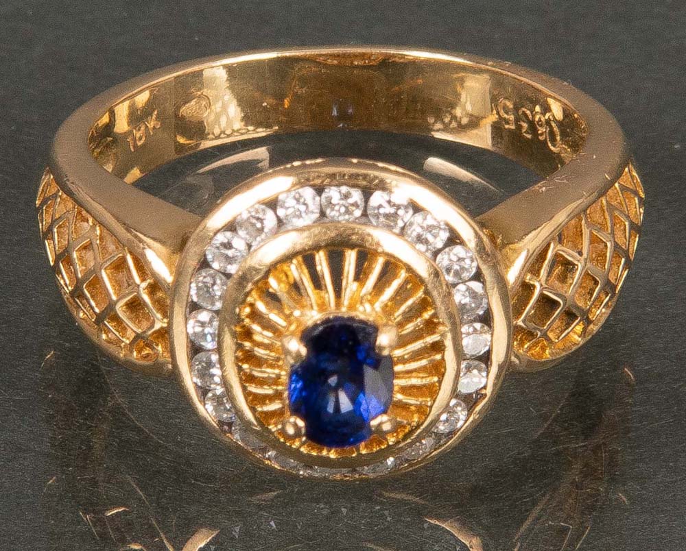 Damenring. 18 ct Gold, ca. 5 g, besetzt mit Brillant, ca. 0,20 ct, und saphirfarbigem Stein,