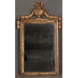 Louis XVI-Spiegel. Westdeutsch 1780. Holz, geschnitzt, auf Kreidegrund gold gefasst, profilierter
