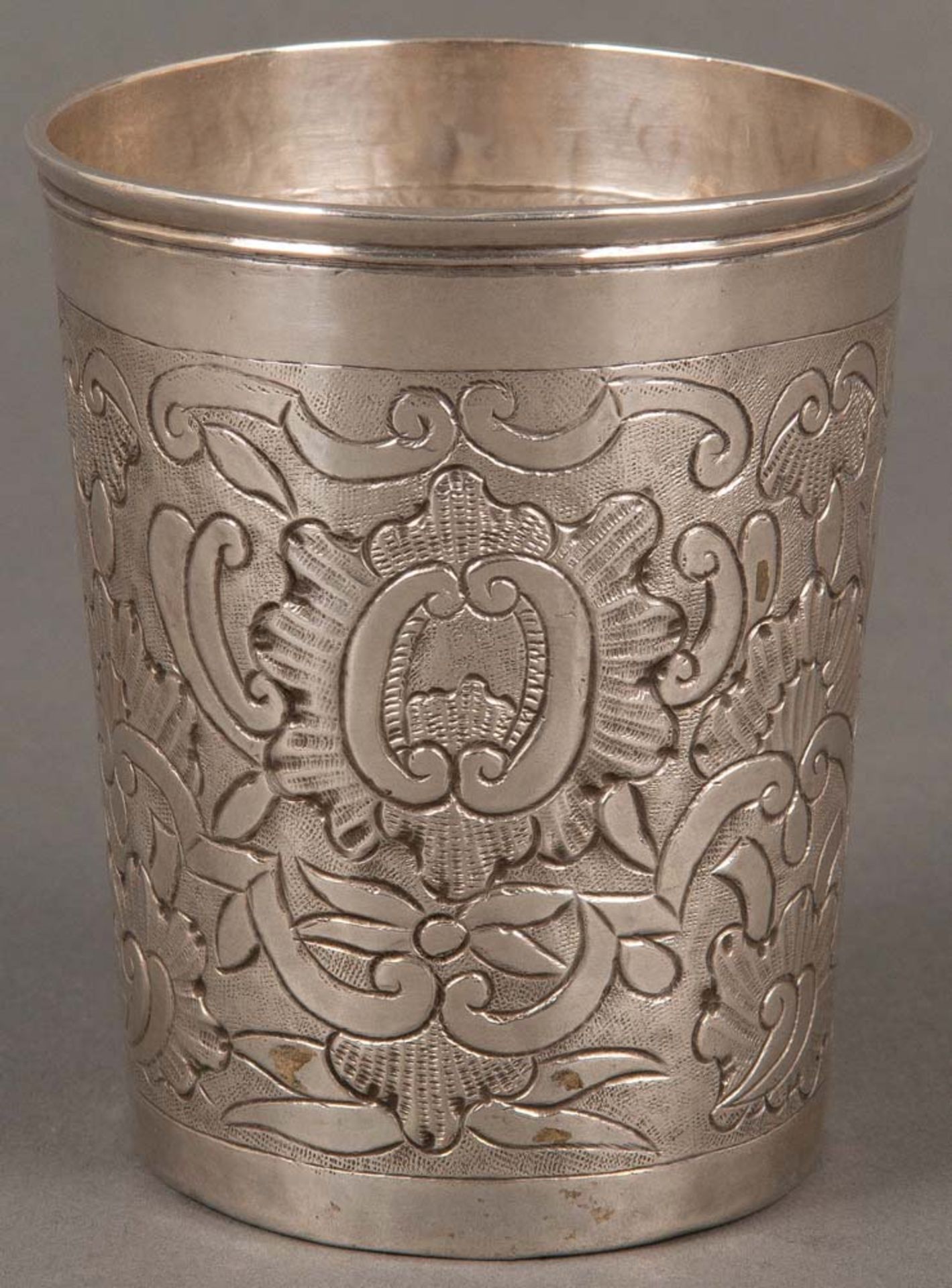 Becher. Moskau 1755. 84er Silber, ca. 95 g, ziseliert, am Boden gepunzt Meister Fedor Iwanow Tukalow