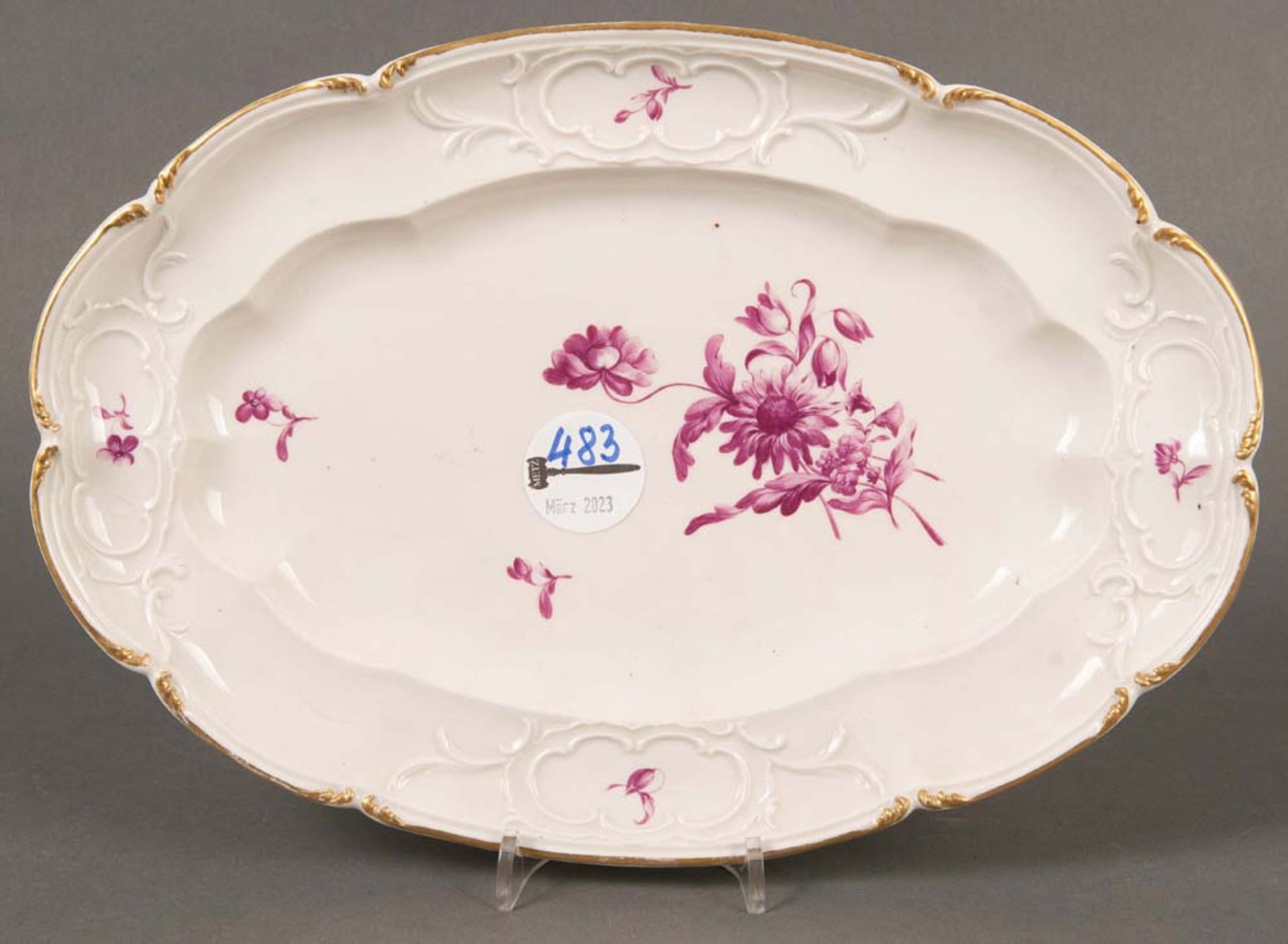 Ovale Platte „Rocaillerelief“. Ludwigsburg 1770. Porzellan, purpurfarben floral bemalt, verso