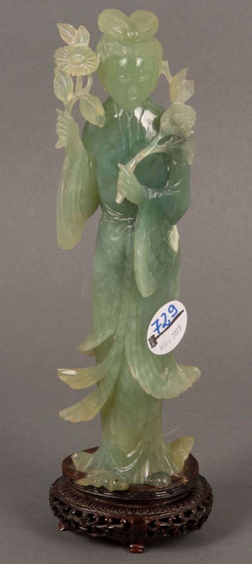 Geisha. Asien. Jade, geschnitzt, auf Holzsockel, H=25 cm. (best.)