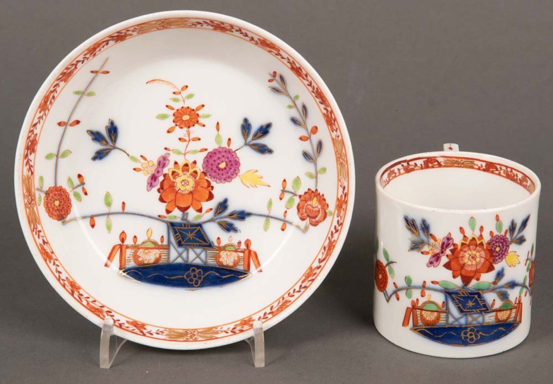 Tasse mit Unterschale „Tischchenmuster“. Meissen-Marcolini (1774-1814). Porzellan, unterglasurblau