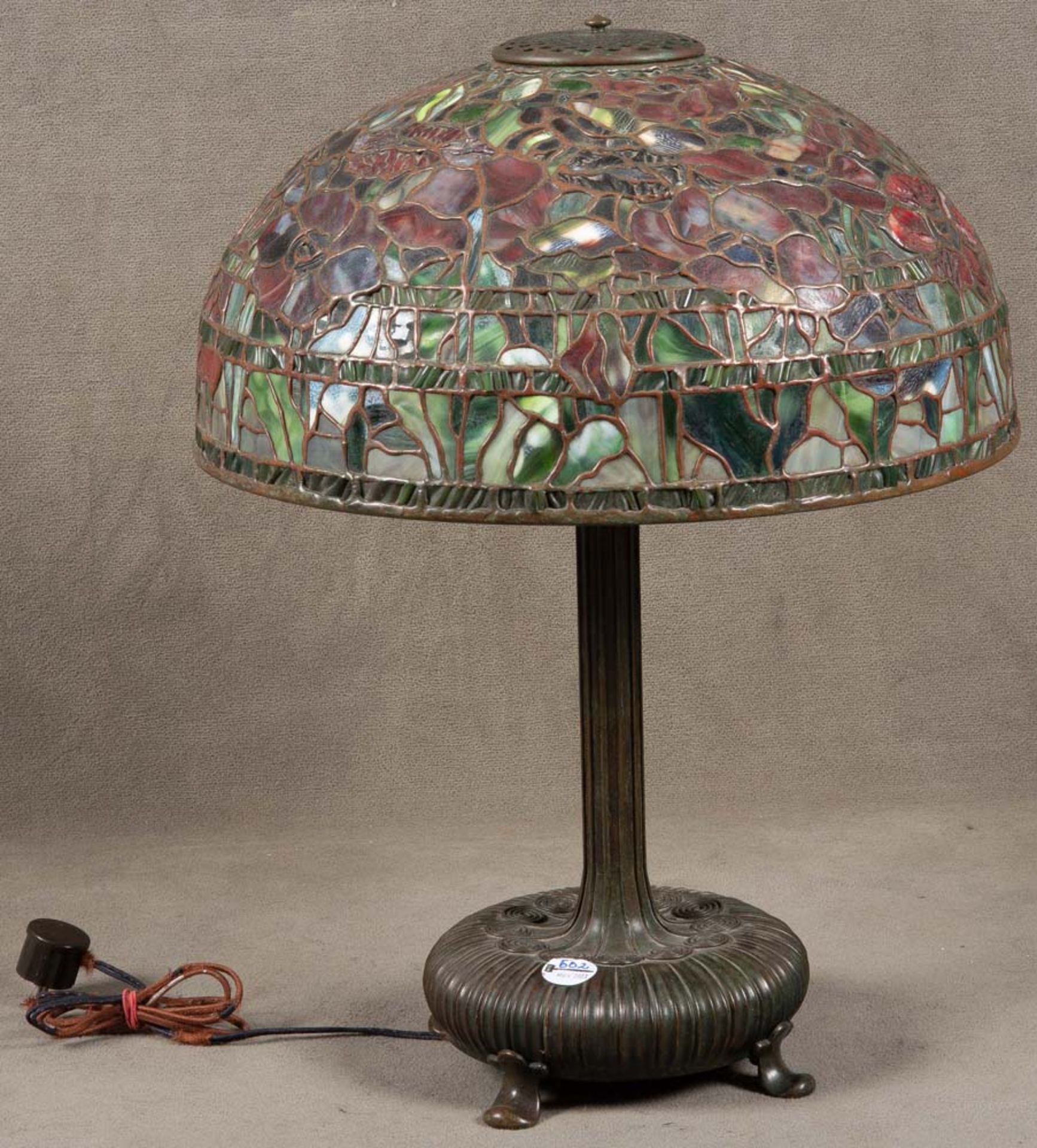 Tischlampe. 20. Jh. Bleiverglaster Schirm, Buntglas, Bronzefuß, H=60 cm, D=45 cm. (Funktion
