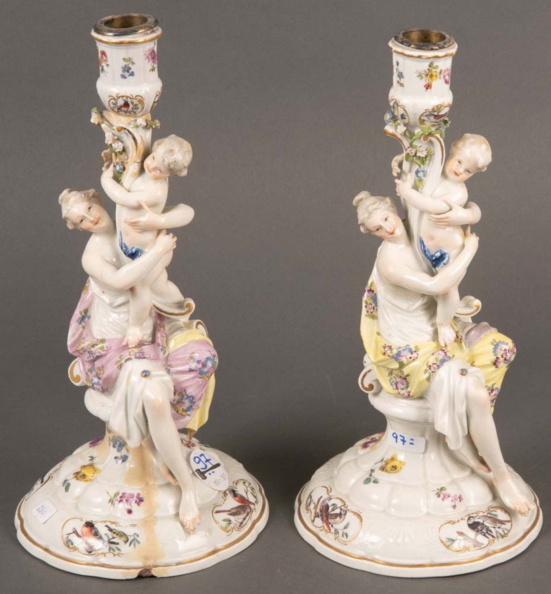 Paar Leuchter „Dulongrelief“. Meissen 1750. Porzellan, bunt bemalt, mit Vogel und Floraldekor, am