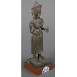 Stehende Figur. Asien. Bronze, auf Sockel, H=22 cm.