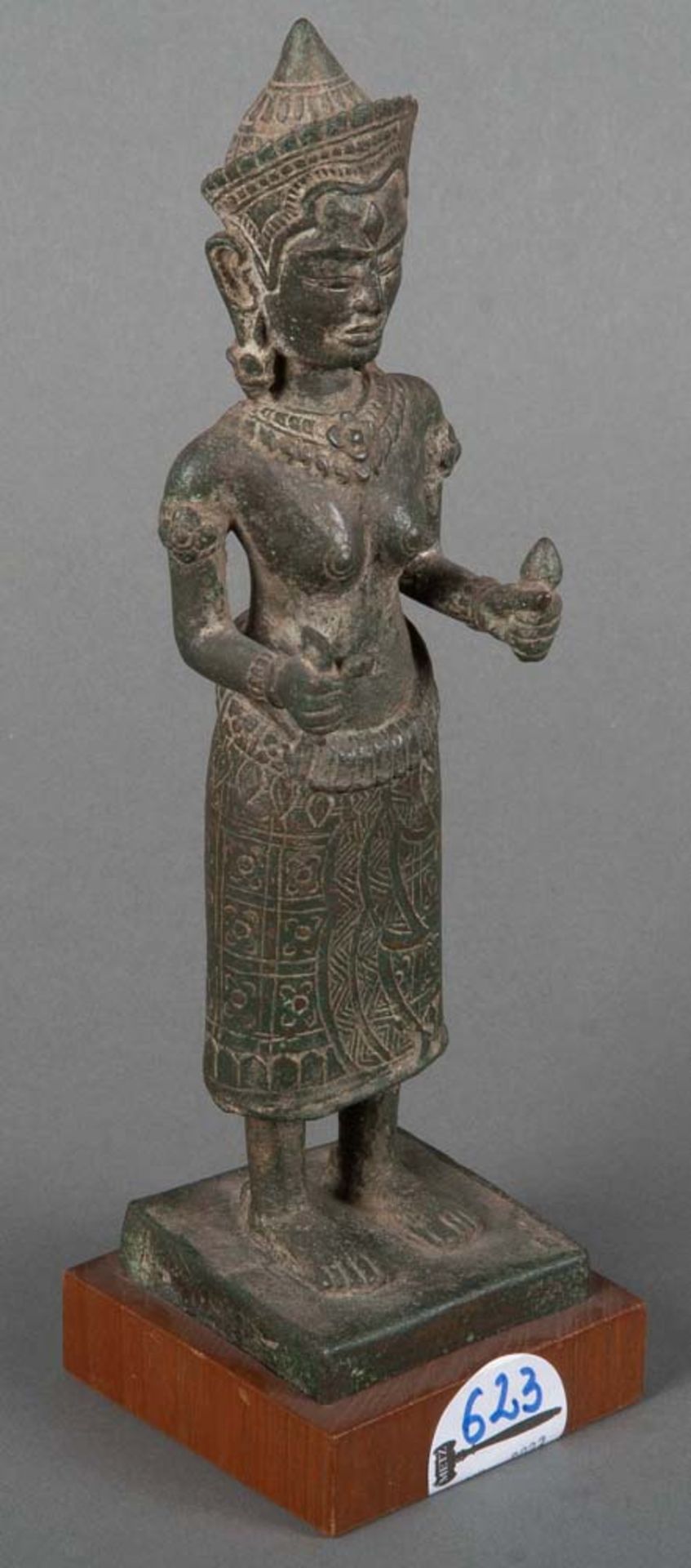 Stehende Figur. Asien. Bronze, auf Sockel, H=22 cm.