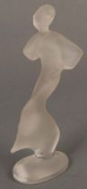 Tänzerin. Wohl René Lalique, Frankreich 20. Jh.. Farbloses opakes Glas, ohne Signatur, H=22 cm. (