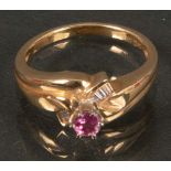 Damenring. 14 ct Gold, ca. 4 g, besetzt mit rubinfarbigem Stein und Diamant im Baguette-Schliff, ca.