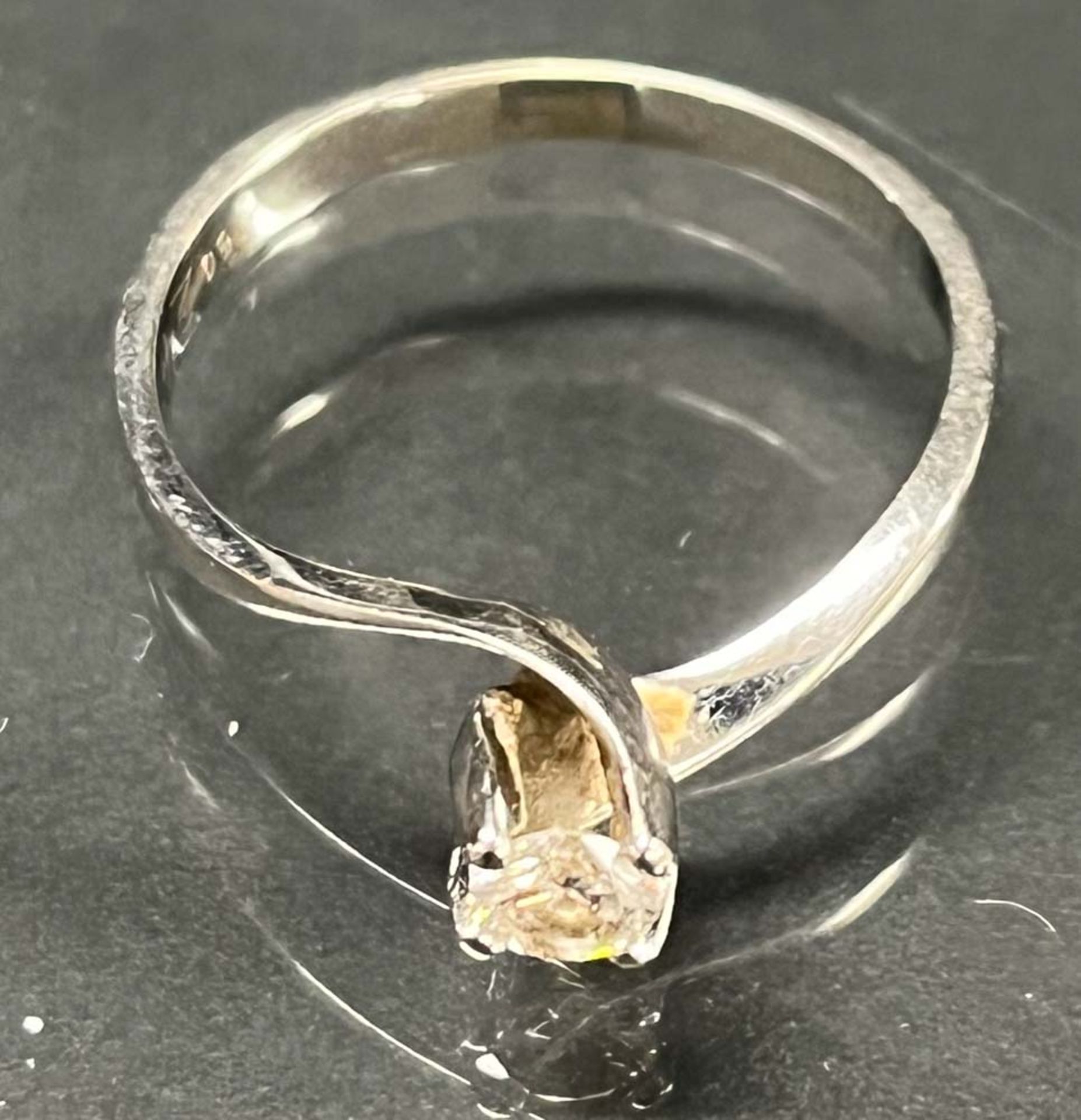 Ring. 18 ct Gold, ca. 2 g, besetzt mit Brillant, ca. 0,20 ct, Ringgröße 58.