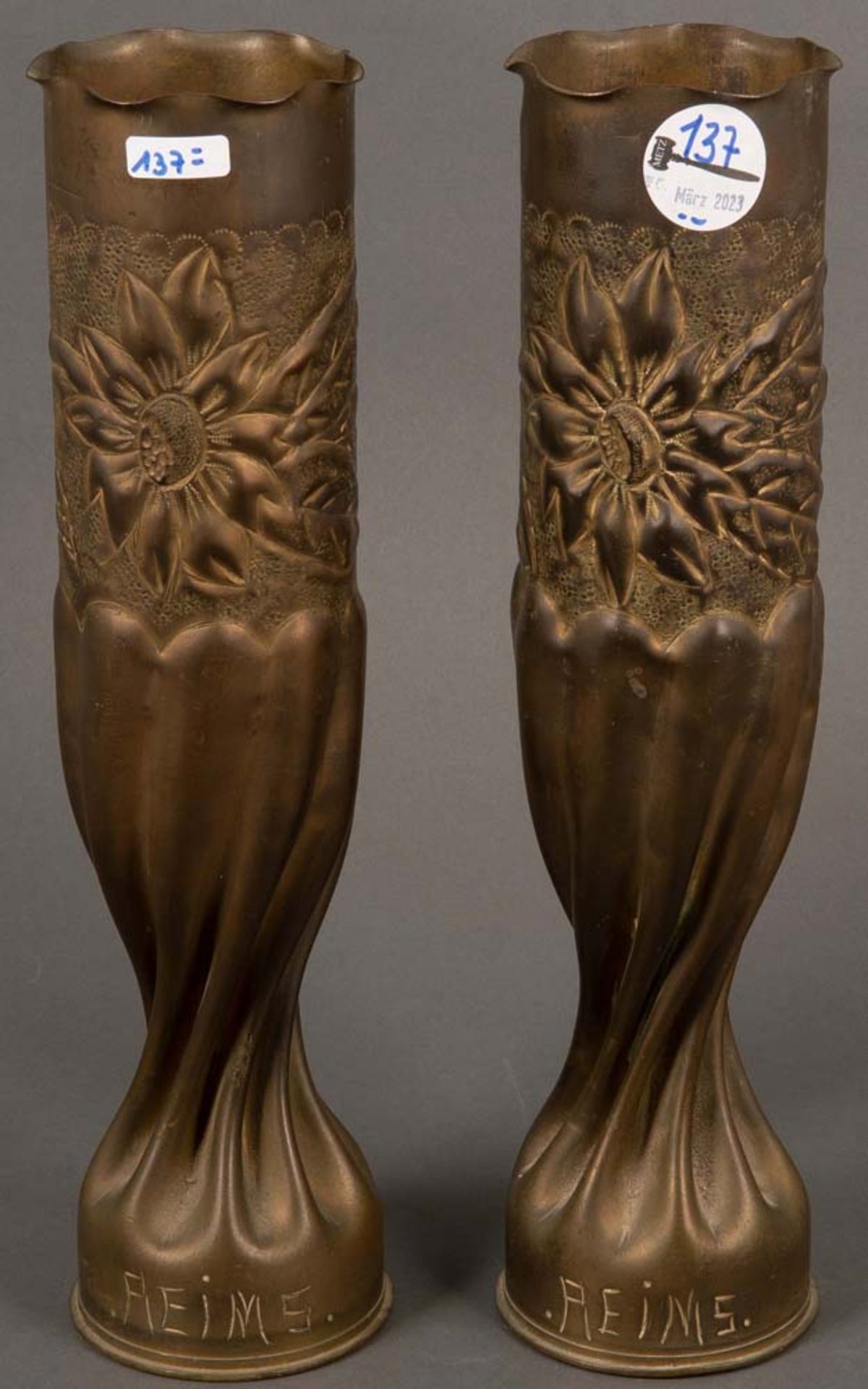 Paar Jugendstil-Vasen. Frankreich um 1900. Bronze, am Boden nummeriert, Front beschriftet „Reims“,
