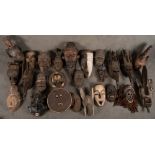 Großes Konvolut Figuren, Masken und Kultfiguren. Afrika. Holz, geschnitzt, teilw. bemalt, ca. 200