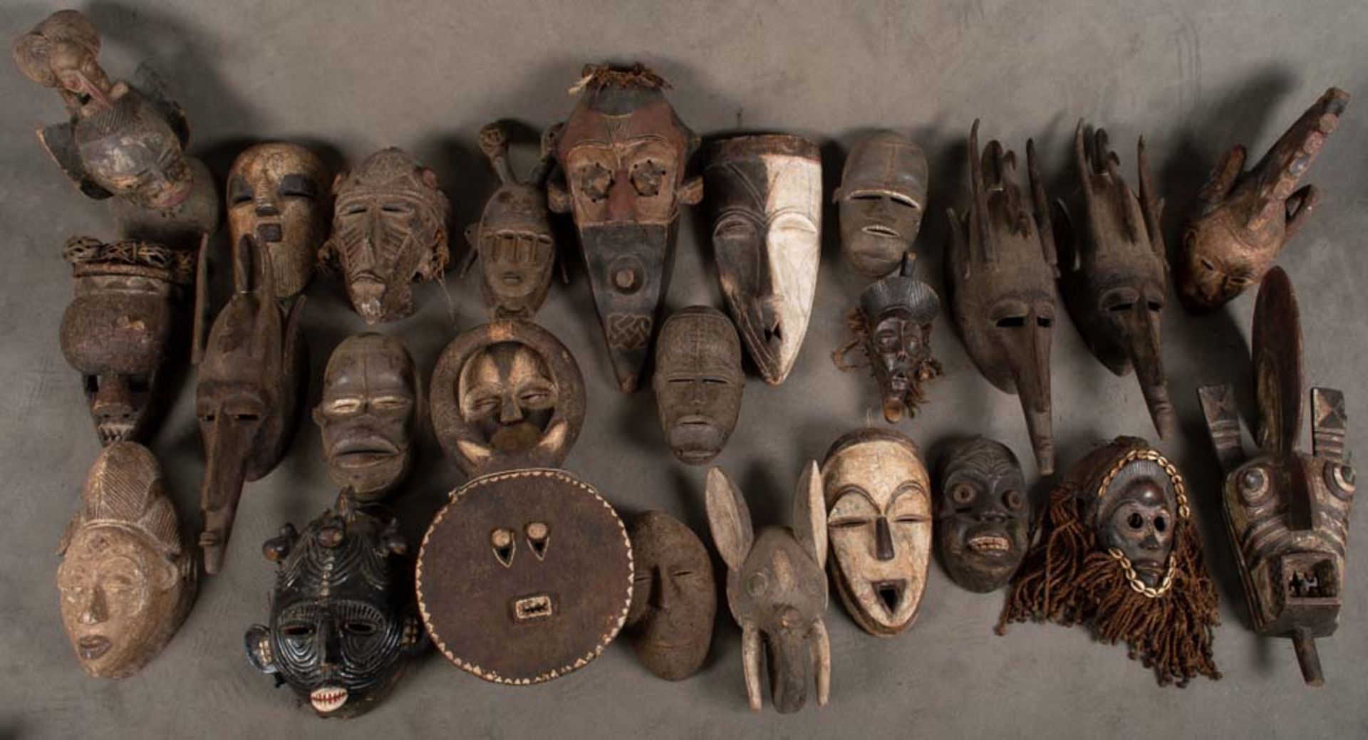 Großes Konvolut Figuren, Masken und Kultfiguren. Afrika. Holz, geschnitzt, teilw. bemalt, ca. 200