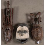 Drei Masken. Elfenbeinküste. Holz, geschnitzt. Provenienz: Erworben 1991 bei Neumeister, München,